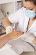 im Nagestudio - Hand wird nach Behandlung eingecremt