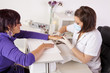 im Nagelstudio - Hand wird nach Behandlung eingecremt