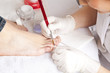 im Nagelstudio - Fussnägel werden aufgebaut