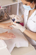 im Nagelstudio - Fingernägel werden gesäubert