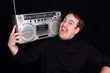 Mann mit Kassettenrecorder