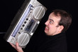 Mann mit Kassettenrecorder