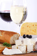 Käse Platte mit Wein und Baguette, hoch