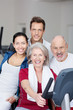 lachende gruppe im fitnessstudio