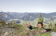 mann klettert auf den breitenstein in den miesbacher alpen