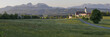 wallfahrtskirche am irschenberg mit alpen im hintergrund
