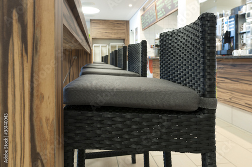 Foto: aligned high rattan chairs with seat-contact surface aligned high rattan chairs with seat-contact surface