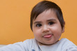bambino che fa le pernacchie