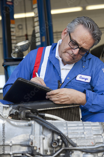 Foto: Mechanic writing down something on clipboard Mechanic writing down something on clipboard
