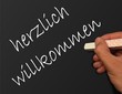 Tafel mit Hand - herzlich willkommen