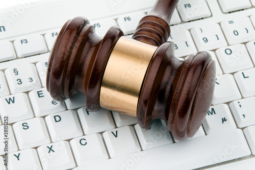 Foto: Richterhammer und Tastatur. Richterhammer und Tastatur.