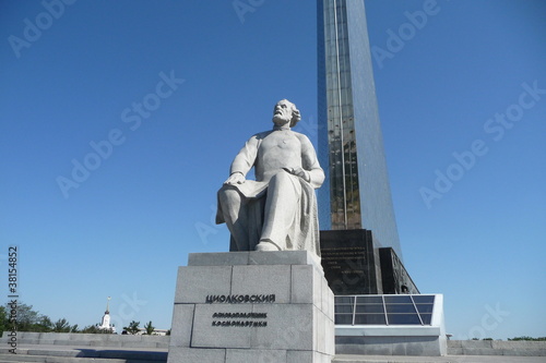 Photo: Ziolkowski-Denkmal vor Kosmonautenmuseum Moskau Ziolkowski-Denkmal vor Kosmonautenmuseum Moskau
