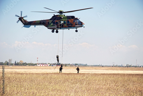 Foto: Helicopter and soldiers in action Helicopter and soldiers in action