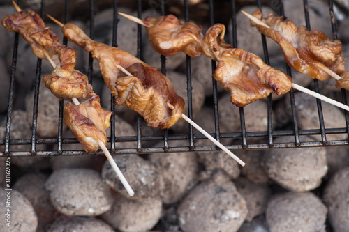 Photo: Sate-Spiesse werden gegrillt Sate-Spiesse werden gegrillt