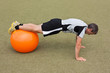 Fitnesstraining mit einem Gymnastikball