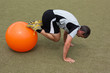 Fitnesstraining mit einem Gymnastikball