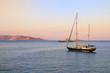 Segelboot in einer Bucht