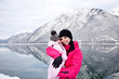 Foto: Glückliche Mutter mit Baby im Schnee Glückliche Mutter mit Baby im Schnee