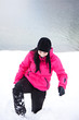 Foto: Frau geht im Schnee Frau geht im Schnee