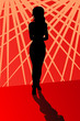 Frau steht allein in der Disco