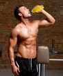 Foto: muscle man at gym relaxed with energy drink muscle man at gym relaxed with energy drink