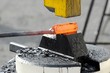 travail d'un bloc d'acier au marteau pilon