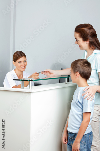Foto: Mutter und Kind bei Anmeldung Mutter und Kind bei Anmeldung