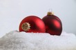 Weihnachtskugeln im Schnee
