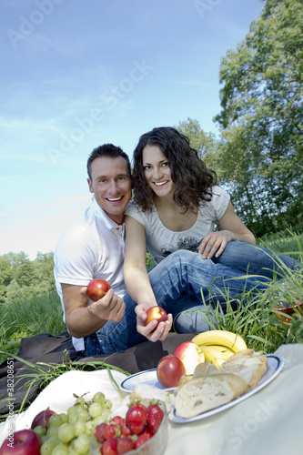 Photo: Junges Paar beim Picknick Junges Paar beim Picknick