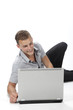 Jeune homme avec un ordinateur