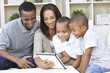 Foto: African American Family Using Tablet Computer African American Family Using Tablet Computer