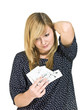 Junge Frau (19 Jahre) ratlos mit Tabletten