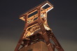 Verlassene Industrieanlage bei Nacht