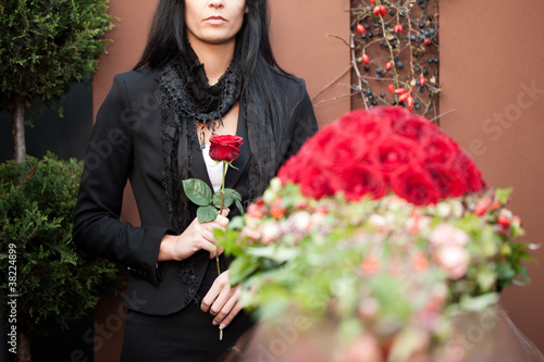 Foto: Woman mourning on Funeral with coffin Woman mourning on Funeral with coffin