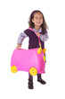 enfant avec valise rose pour départ en vacances enfant avec valise rose pour départ en vacances