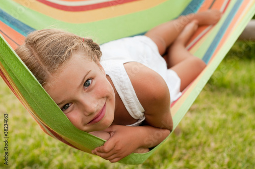 Foto: Lovely girl in colorful hammock Lovely girl in colorful hammock