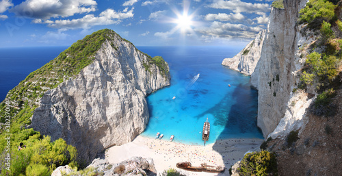 Foto: Navagio Beach with shipwreck in Zakynthos, Greece Navagio Beach with shipwreck in Zakynthos, Greece