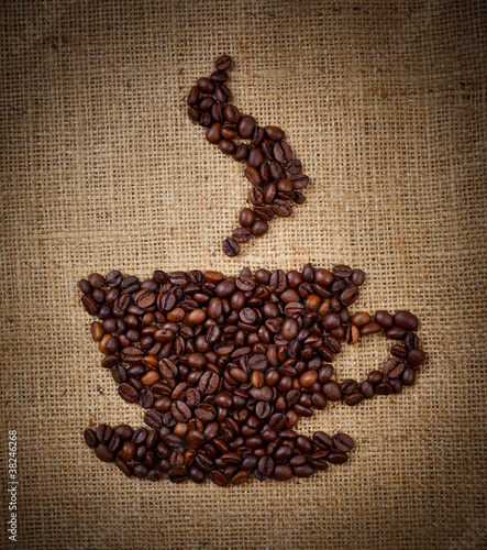 Foto: coffee cup made from beans on burlap background coffee cup made from beans on burlap background