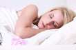 junge frau schlafen im bett