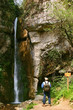 Foto: Escursionista con cascata Escursionista con cascata