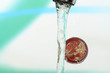 Foto: Wasserhahn und Geld Wasserhahn und Geld