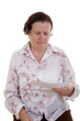 Seniorin liest ein Schreiben