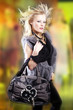 Beauty Frau mit Fashion Outfit auf dem Laufsteg