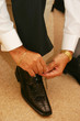 Photo en ligne au meilleur prix uomo che si allaccia le scarpe