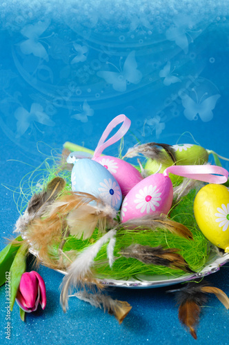 Foto: Osternest mit Federn Osternest mit Federn