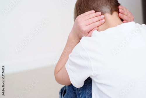 Foto: Junge hält sich die Ohren zu Junge hält sich die Ohren zu