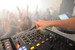 DJ Mischpult mit Händen