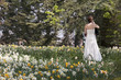 Hochzeitspaar auf Blumenwiese