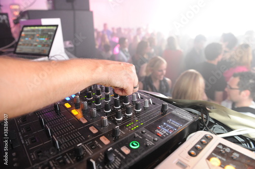 Photo: DJ Mischpult mit Händen DJ Mischpult mit Händen