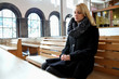 Junge Frau in Kirche